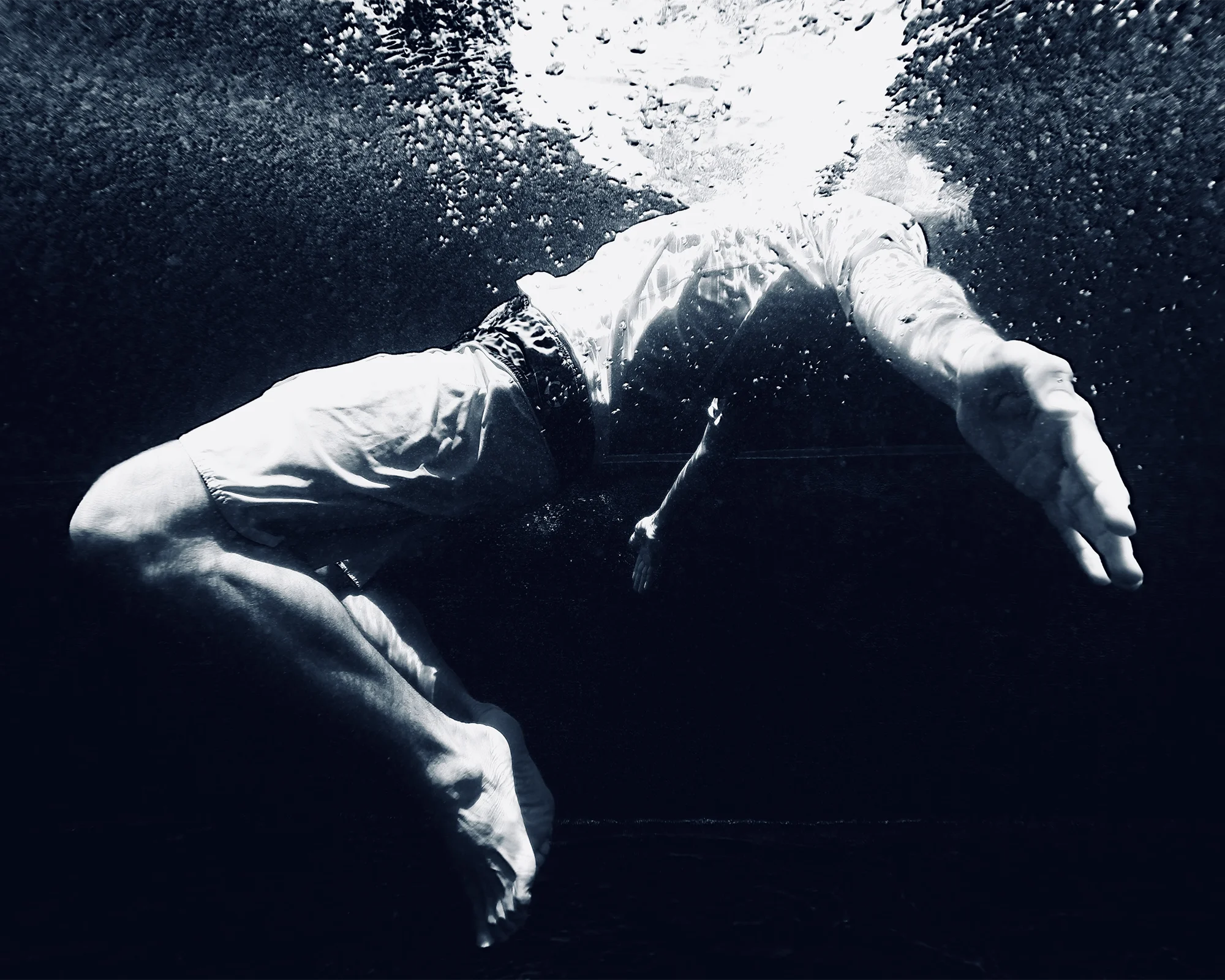 Portrait aquatique — apnée sous l'eau en noir et blanc